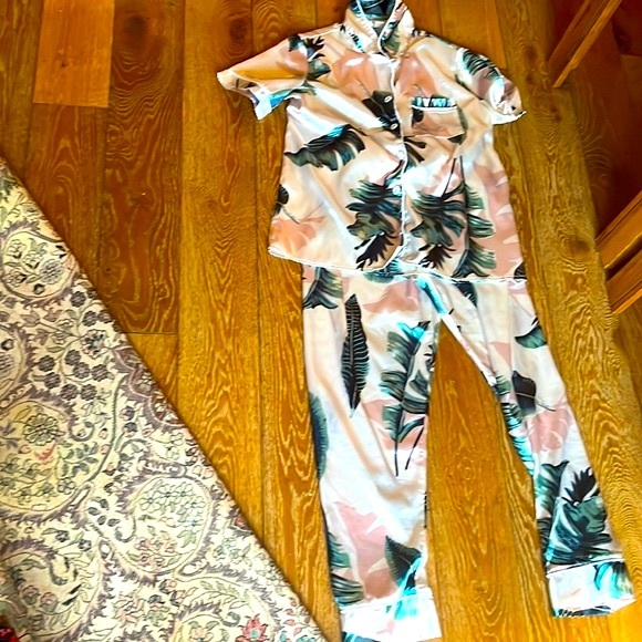 Cutest Pj medium tropical design short sleeve silky satin - Picture 10 of 10